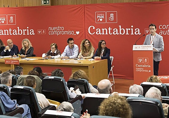 Pedro Casares, durante su intervención en el comité regional. A la izquierda, Agustín Molleda.