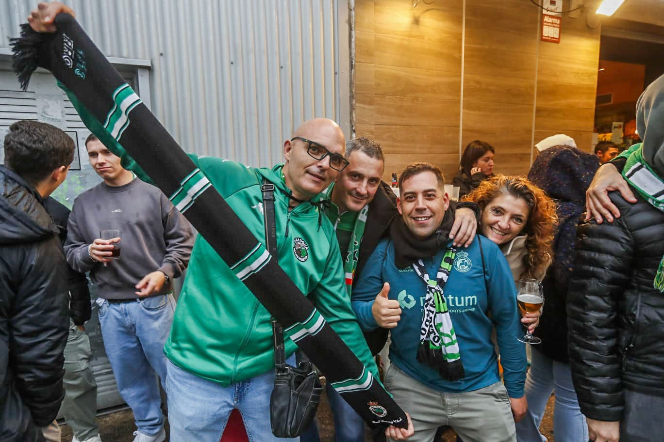 Unos cuatrocientos racinguistas acudieron a la cita en Vitoria para apoyar al Racing