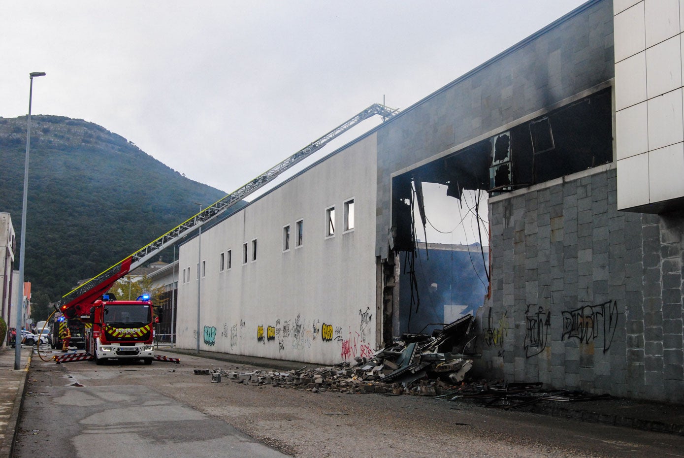 Los bomberos revisan los ecombros para evitar focos ocultos que se puedan reactivar