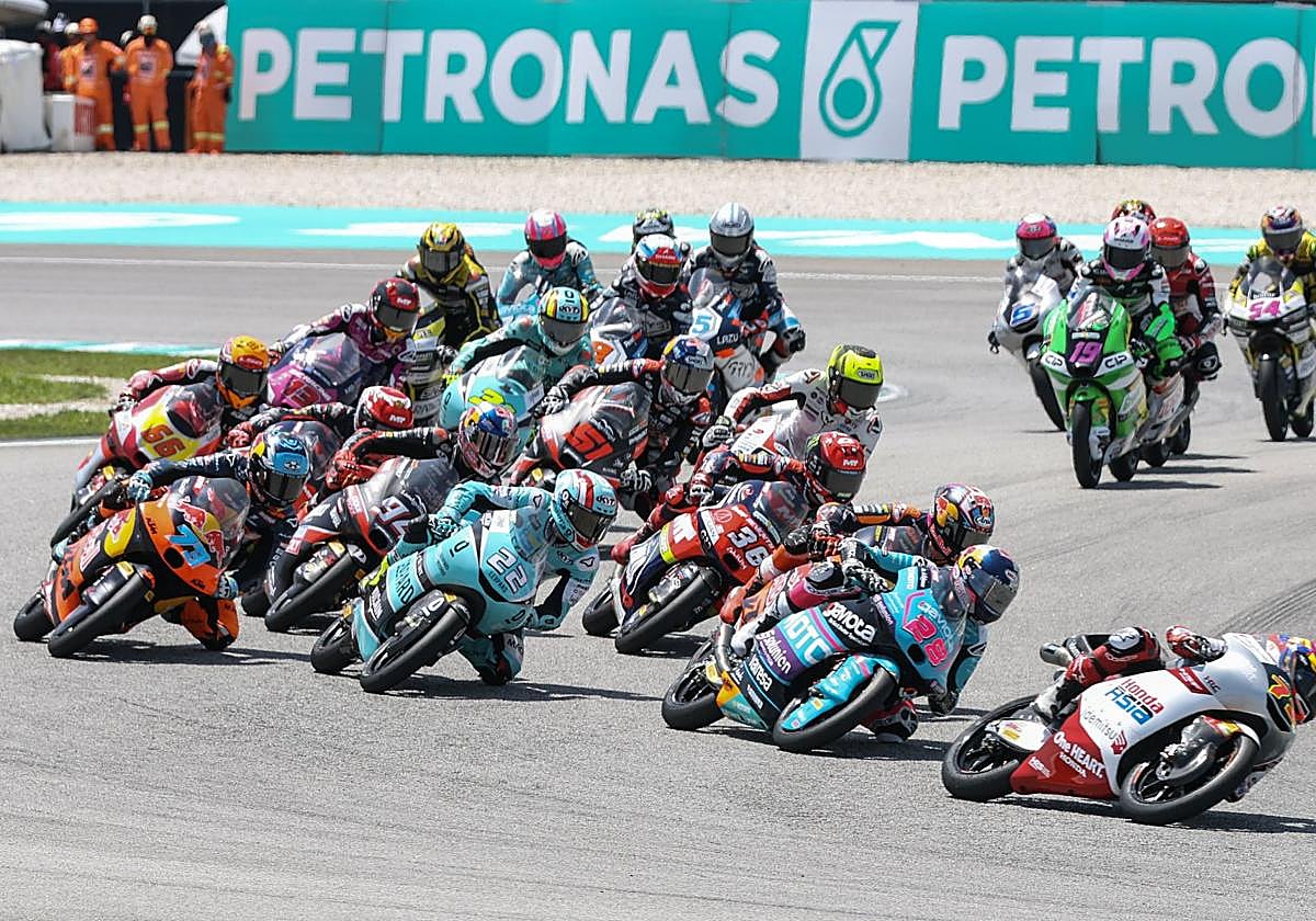 Salida del GP de Malasia disputado ayer en Sepang con Brian Uriarte en competición.