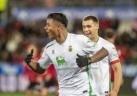 Jeremy celebra, junto a Mantilla, el gol de Mendizorroza.