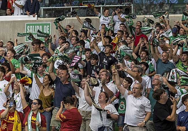 Aficionados del Racing en la grada de El Sardinero.