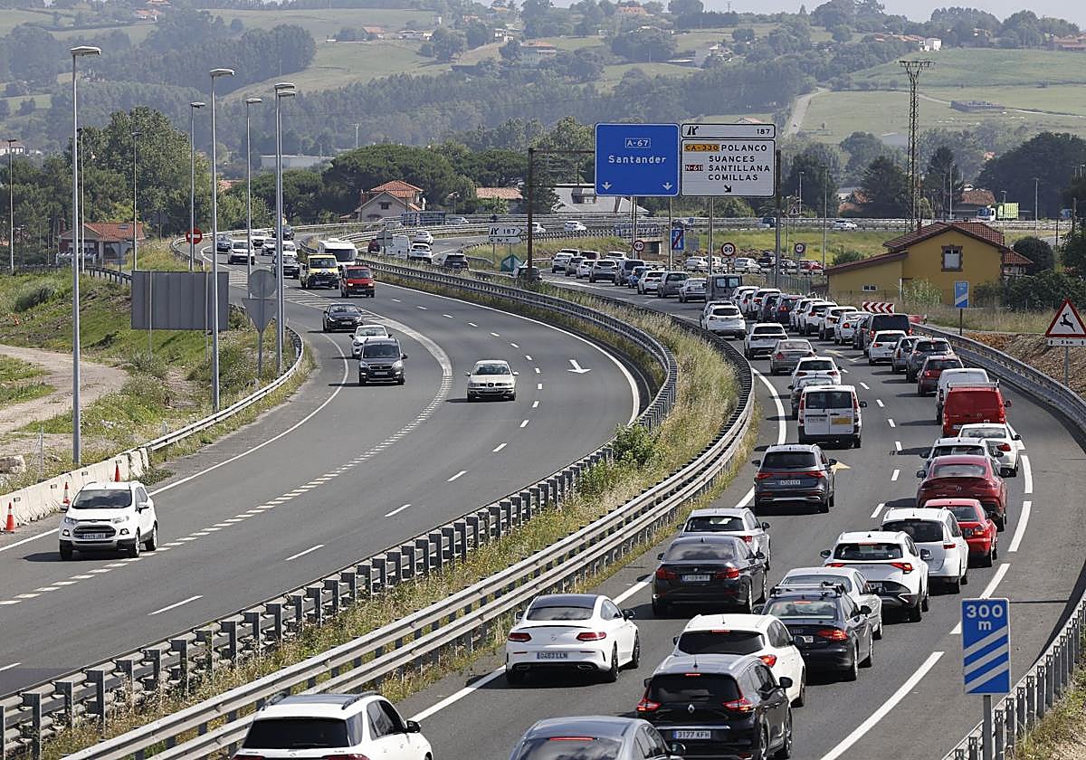 Imagen de uno de los frecuentes atascos registrados en la A-67.