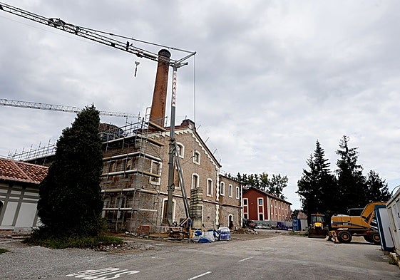 Obras del complejo de La Lechera para su transformación en un gran centro cultural, en Torrelavega.