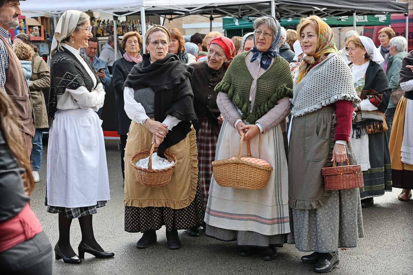 Un grupo de mujeres de campo ataviadas con las vestimentas típicas de la primera mitad del siglo XX