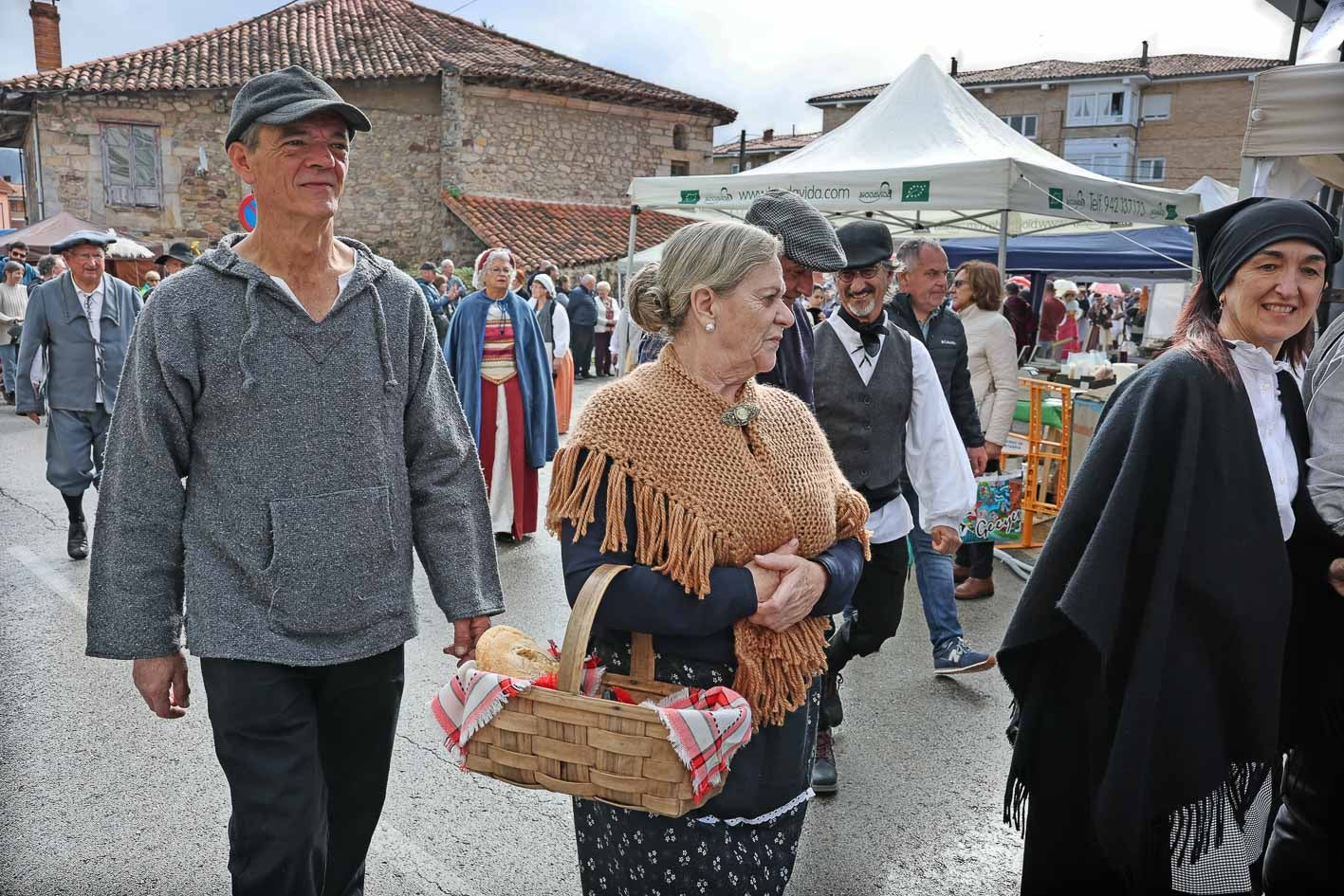 Un hombre desfila vestido de obrero de la mina, junto a una mujer ataviada de campesina