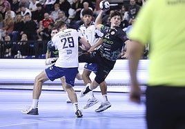 Isi Martínez, central del Bathco, dispara a puerta ante Fis y Fischer.