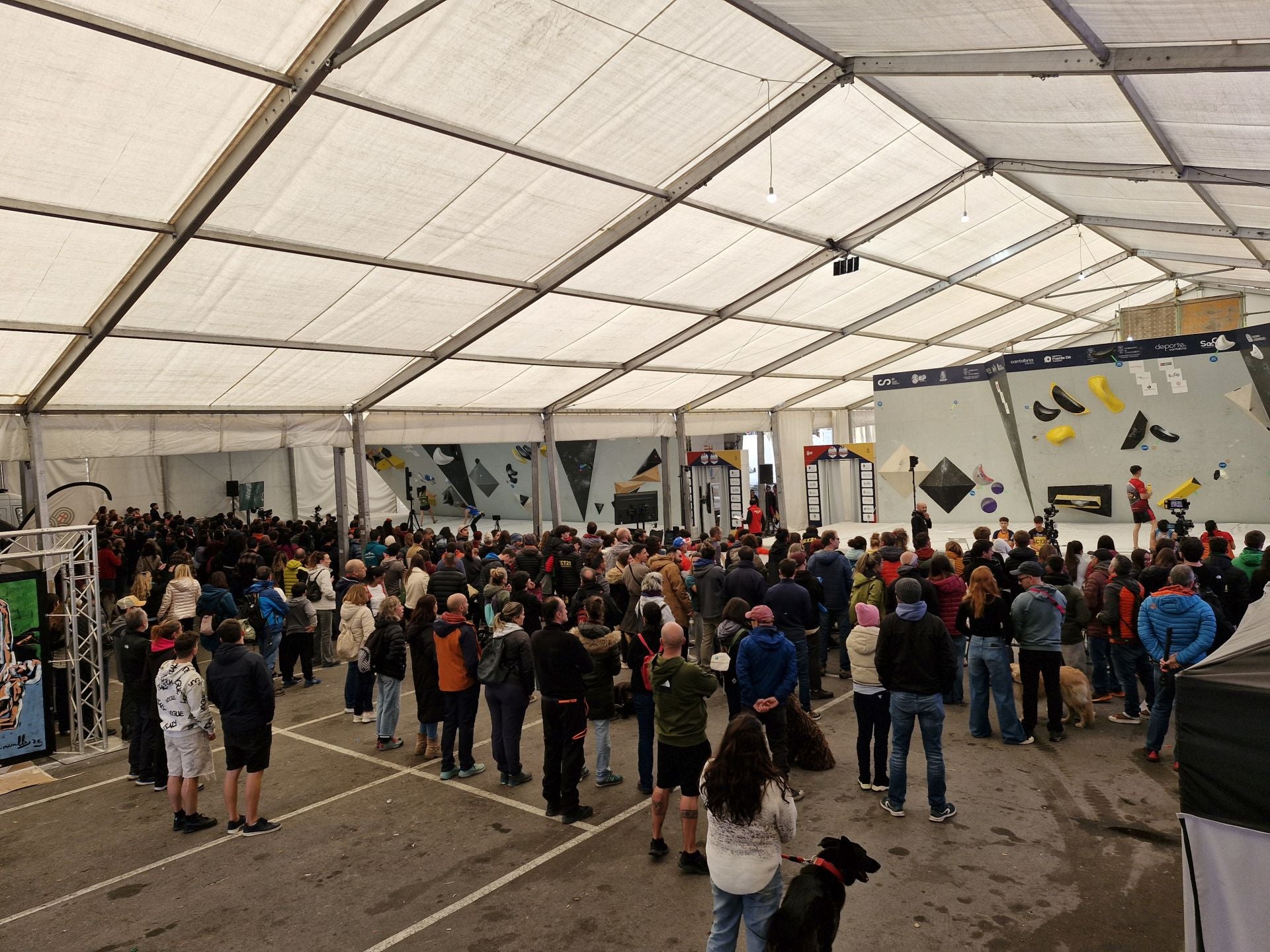 El público contempla las evoluciones de los escaladores en las finales de las categorías inferiores en la modalidad de bloque.