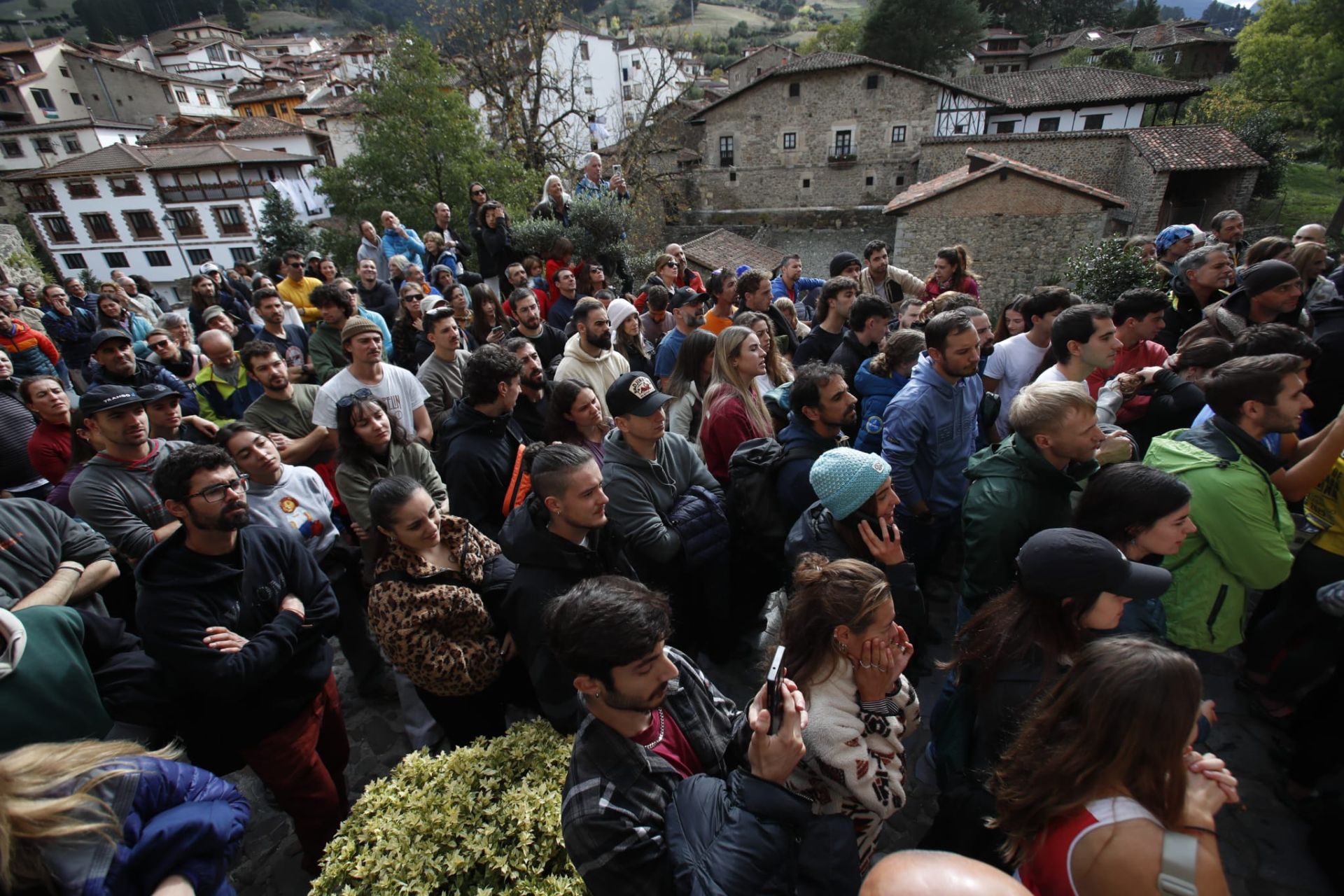 El público presencia las evoluciones de los escaladores de la final de la Copa Urbana.