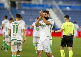 Villalibre aplaude después de marcar un gol en Mendizorroza