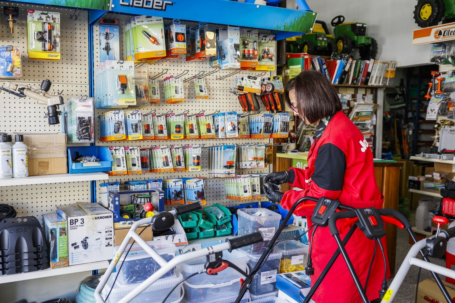 Belén González tiene una tienda de maquinaria y nota «mucho» el parón.