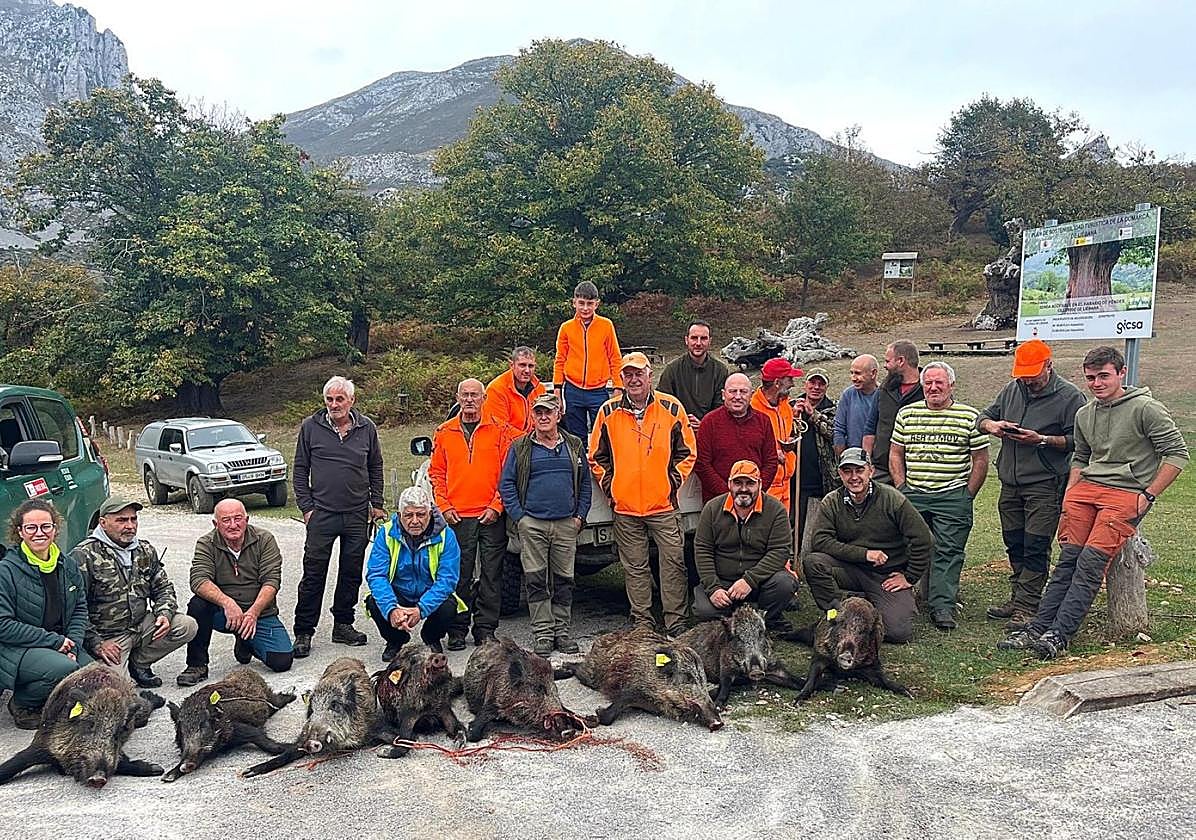 La cuadrilla 33, liderada por Ismael Blanco, con los ocho jabalíes cazados este fin de semana en Arabedes.