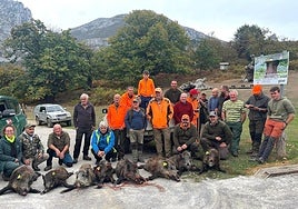 La cuadrilla 33, liderada por Ismael Blanco, con los ocho jabalíes cazados este fin de semana en Arabedes.