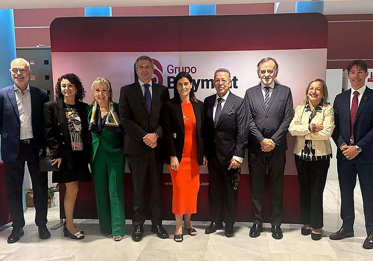 Desde la izquierda, Alberto Ezquerra, Ana González, Ana Barros, Gabriel Cereto, Gema Igual, Emilio Montaraz, Martín Navaz, Isabel Gómez Barreda y Javier Montaraz, en el 15 aniversario de Bárymont, en Santander.