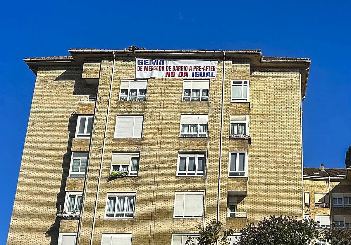 La pancarta colocada en el número siete de la calle Andrés del Río, en Puertochico.
