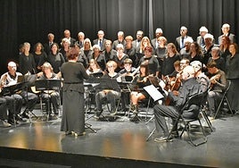 Las dos agrupaciones sobre el escenario bajo la batuta de Justi Echevarría.