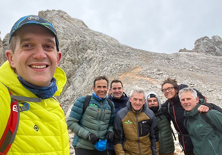 Parte del equipo directivo territorial de Caixa de Cantabria junto a Jaume Masana, director de negocio la entidad, y Juan Pedro Badiola, director territorial norte, en la cumbre de Peña Vieja acompañados por la medallista Laura Nichols en las Jornadas de Montaña Lebaniega en Potes.