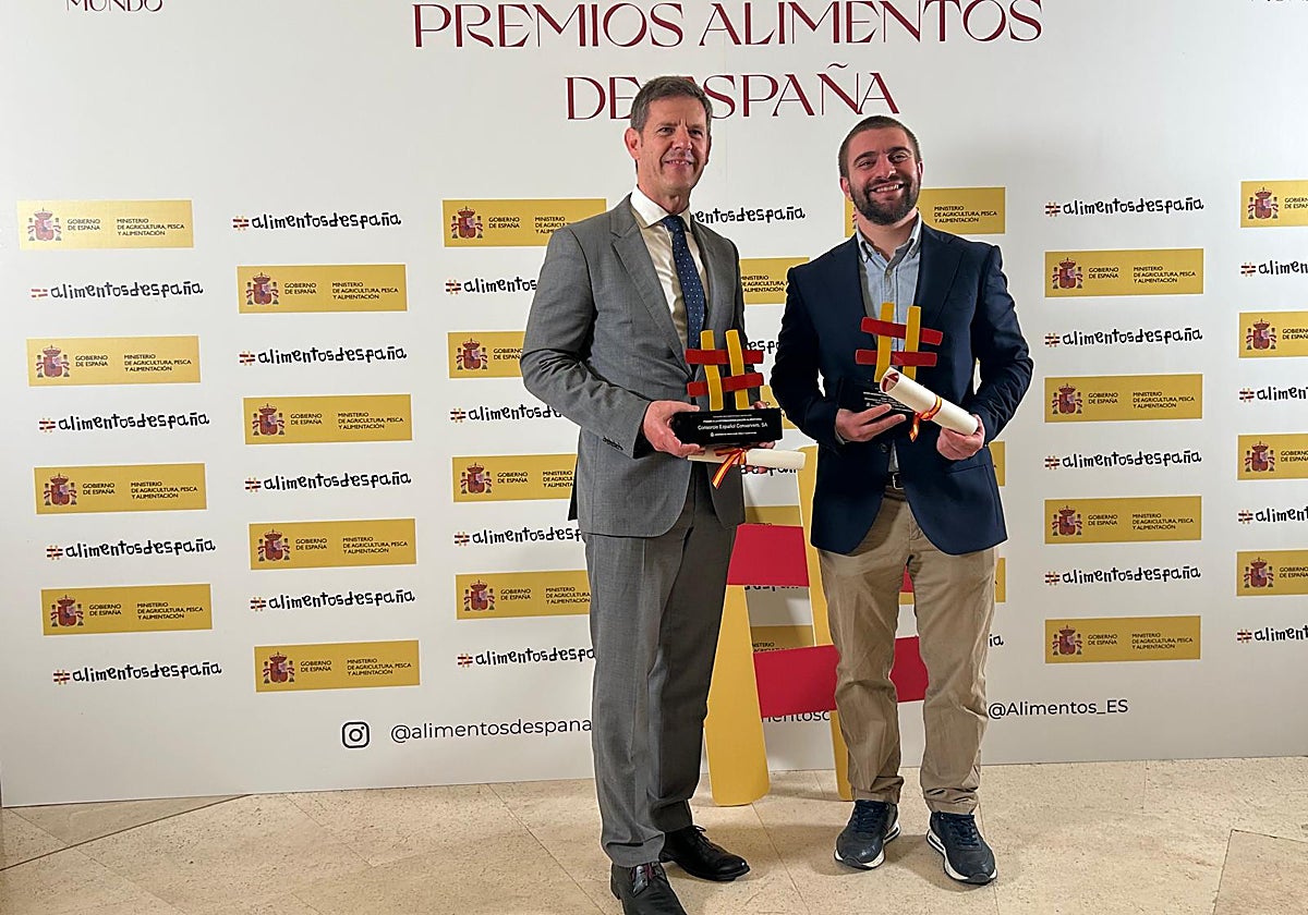 Jesús Gómez, CEO del Grupo Consorcio y César Campo, de Quesería Javier Campo con sus premios Alimentos de España a la internacionalización y al mejor queso azul.