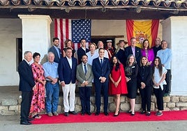 El alcalde, Enrique Bretones, acompañado de las autoridades locales de Santa Bárbara, en California.