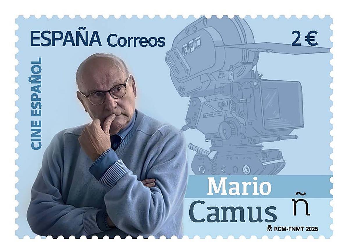 El sello muestra una fotografía del director junto a una ilustración de fondo de una cámara.