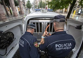 Unidad canina de la Polícia Local de Torrelavega, en un servicio.