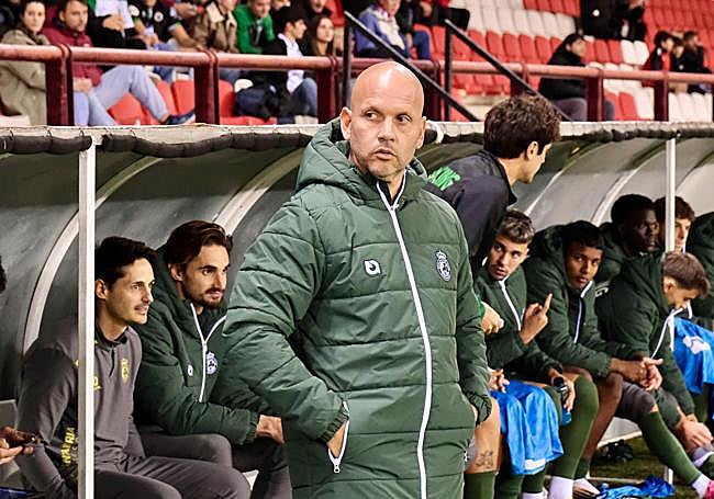 José Alberto, pensativo, antes del encuentro.