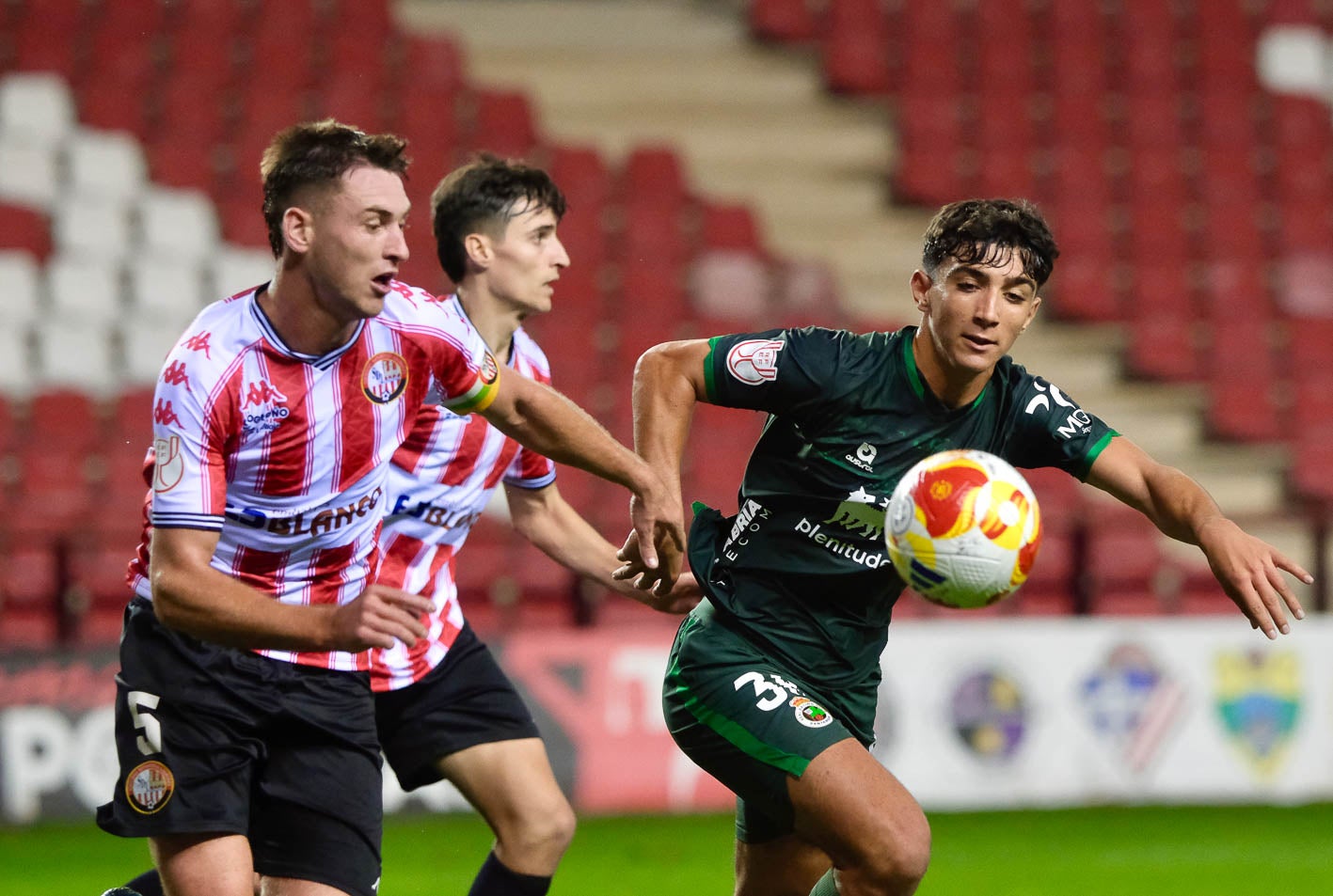 Sergio Martín intenta controlar la pelota ante un rival.