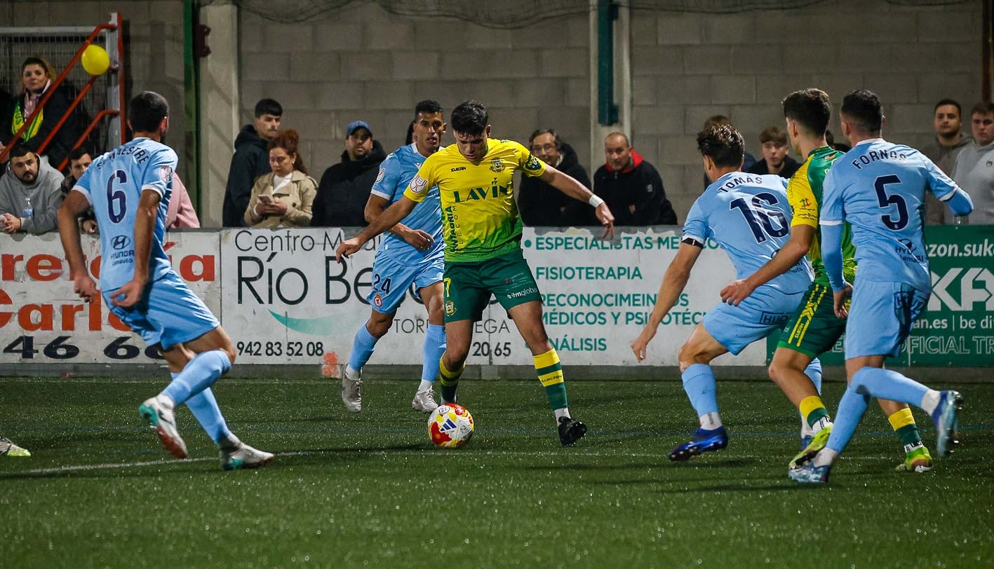 Gago lleva la pelota rodeado de jugadores de la Cultural.