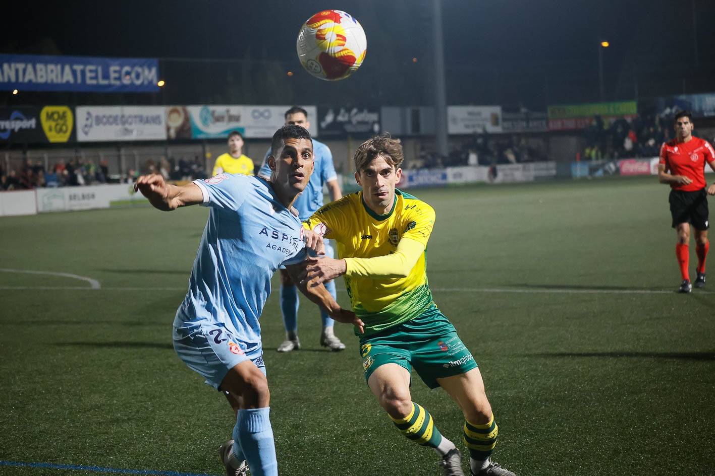 Mier pugna por el balón con un jugador rival.