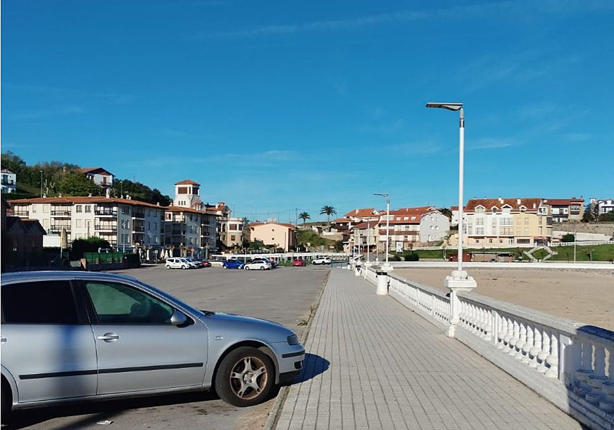 La barandilla blanca es seña de identidad de la playa de Comillas y será restaurada, aunque garantizan su conservación.