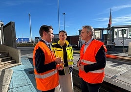 Pedro Casares, Ainoa Quiñones y Tomás Dasgoas, este martes en la Zona Franca.