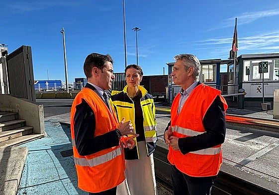 Pedro Casares, Ainoa Quiñones y Tomás Dasgoas, este martes en la Zona Franca.