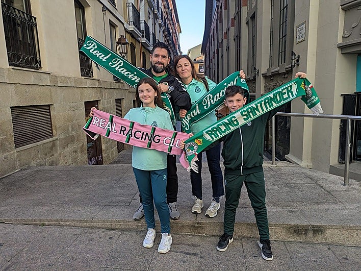 Una familia racinguista exhibe sus bufandas en la capital riojana en la previa del partido.