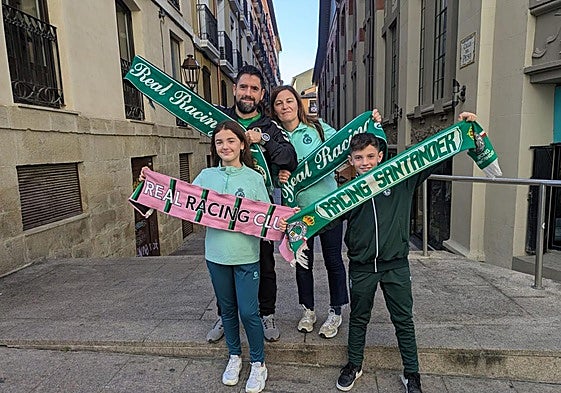 Una familia racinguista exhibe sus bufandas en la capital riojana en la previa del partido.