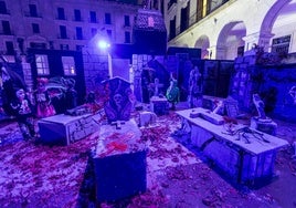 Los más valientes terminan la 'Casa del terror' en el cementerio.