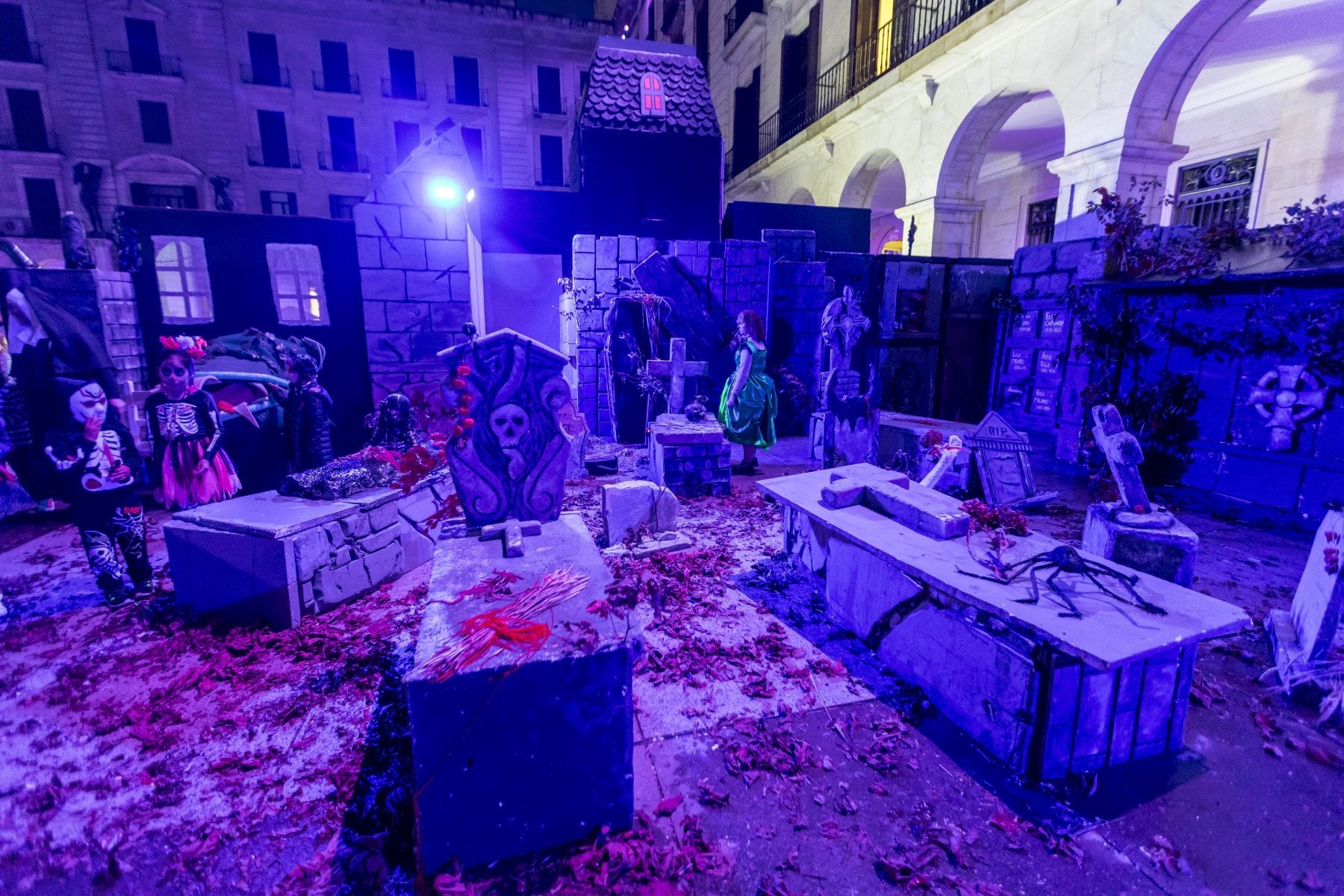 Los más valientes terminan la 'Casa del terror' en el cementerio.