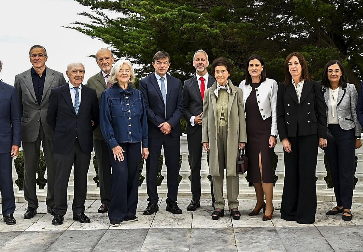 Foto de familia, ayer en Santander, de los representantes institucionales y de entidades privadas que configuran el Patronato.