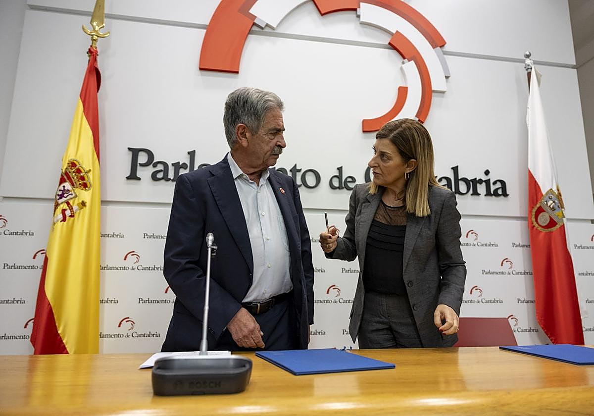 Buruaga y Revilla charlan hace justo un año antes de la firma del acuerdo de presupuestos de 2025, en una imagen que se hace difícil ahora