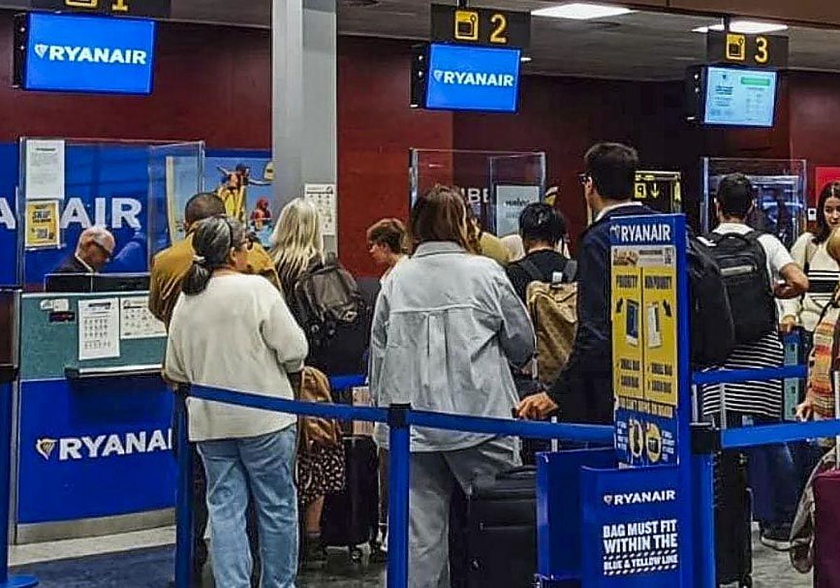 Viajeros en el Seve Ballesteros facturando en los mostradores de Ryanair.