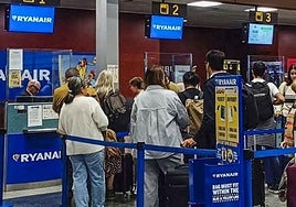 Viajeros en el Seve Ballesteros facturando en los mostradores de Ryanair.