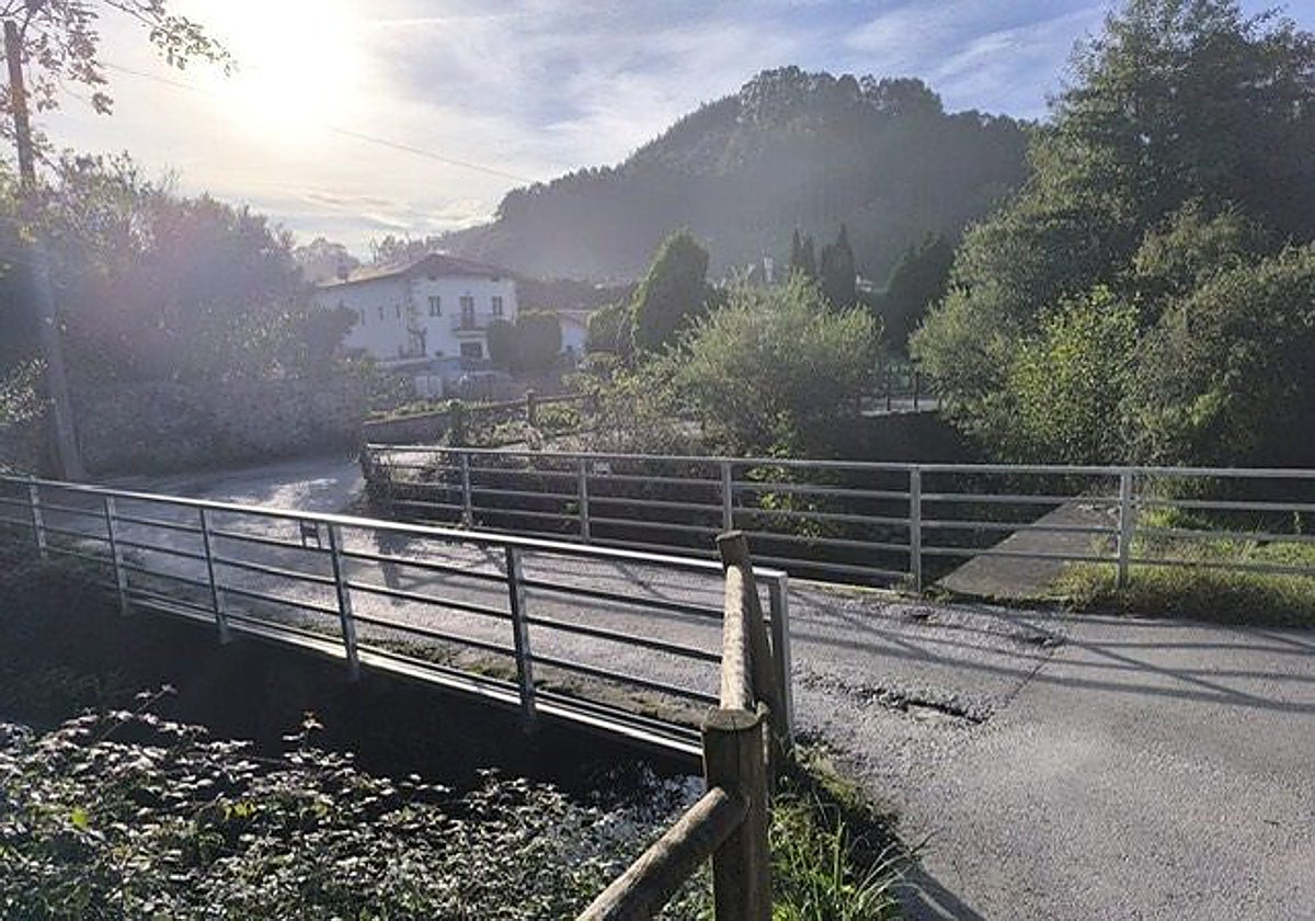 Actual puente sobre el arroyo Sámano.