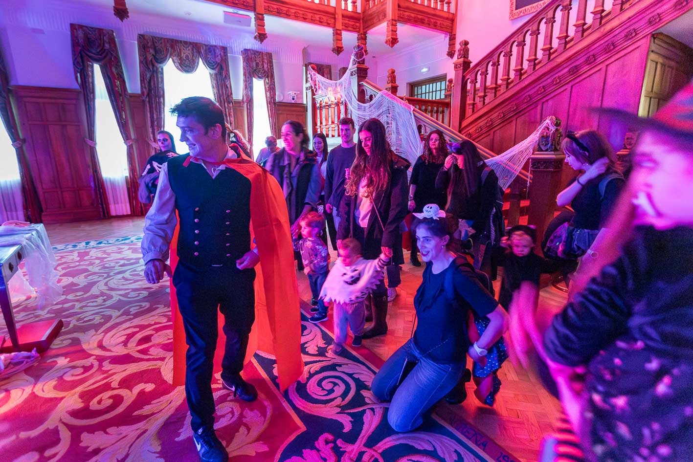 El cazafantasma trata de arruinar la fiesta con la ayuda de todos los asistentes.