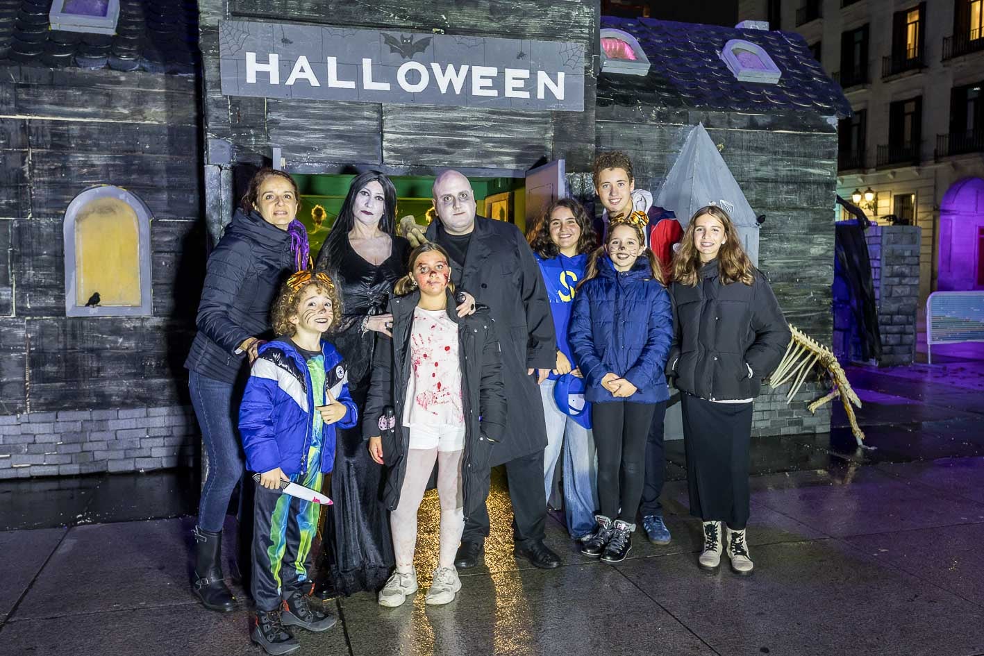 En la Plaza Porticada Morticia y Gomez Addams invitan a entrar en su casa del terror.