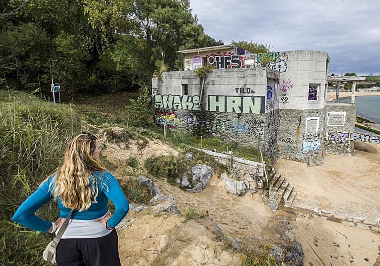 Una mujer contempla el edificio vandalizado de La Horadada que se quiere derruir
