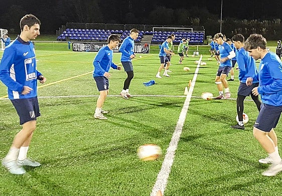 Los jugadores del Sámano, ayer, preparando el partido frente al Deportivo.