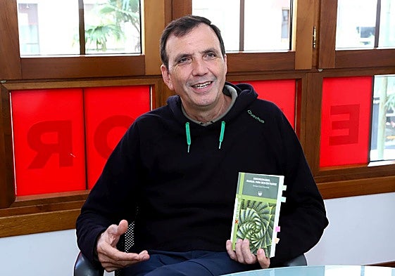 Enrique Lluch, con su libro fruto de años de estudio.