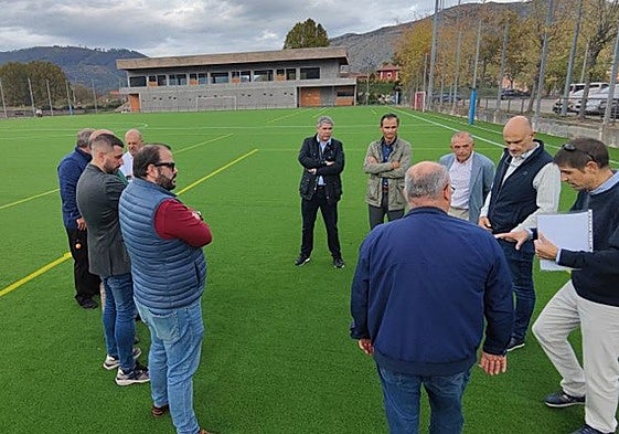 Recepción del nuevo campo de fútbol de hierba artificial de Los Corrales.