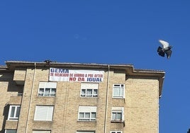 La pancarta colocada en el número siete de la calle Andrés del Río, en Puertochico.