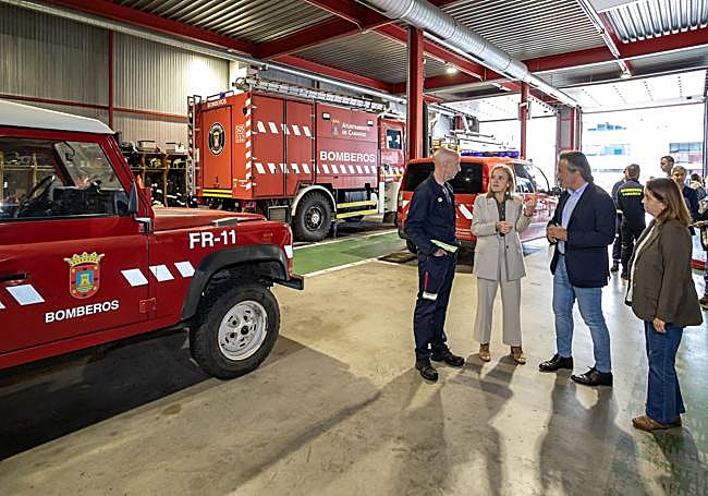 La consejera junto al alcalde de Camargo, una edil y el responsable de bomberos en las instalaciones del parque del municipio