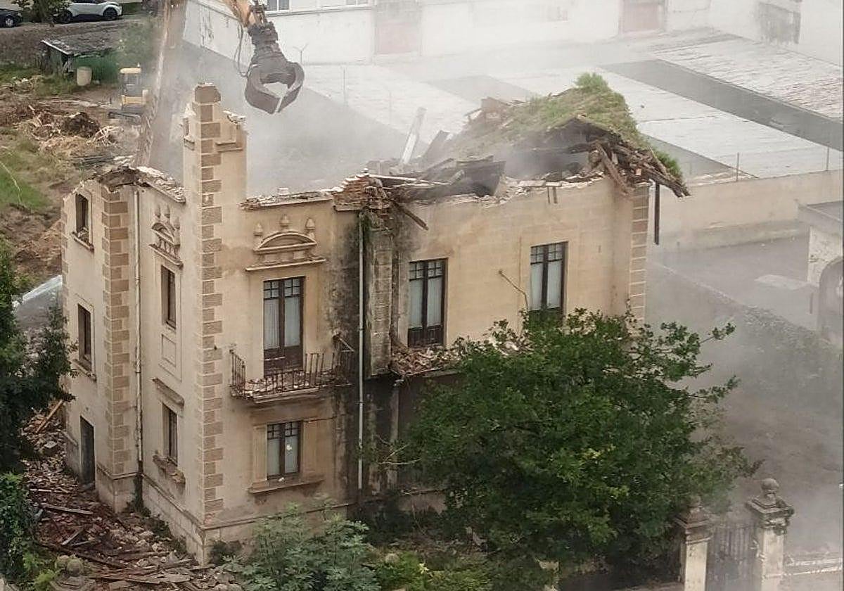 Las máquinas durante el derribo de Villa Mercedes